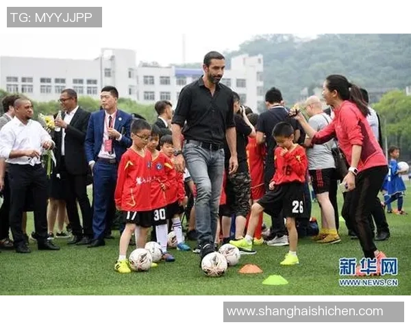 足球球星男团街头现身 引发粉丝热潮 亲密互动展现兄弟情深