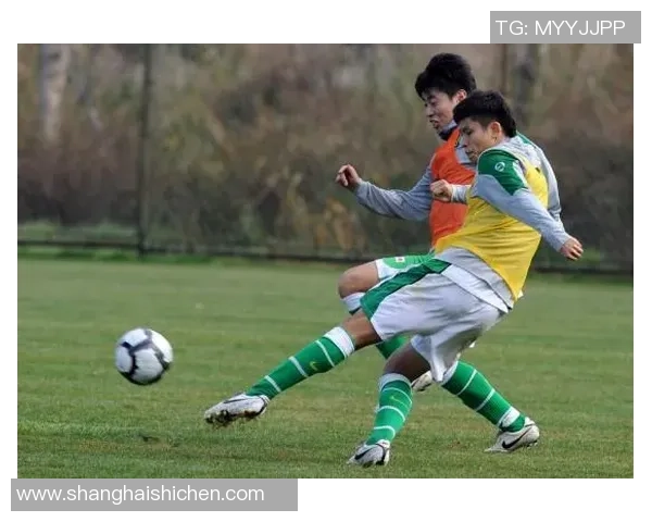 冬季足球训练穿搭全解析 如何在寒冷中保持球场竞技状态 冬季足球训练穿搭全解析 如何在寒冷中保持球场竞技状态